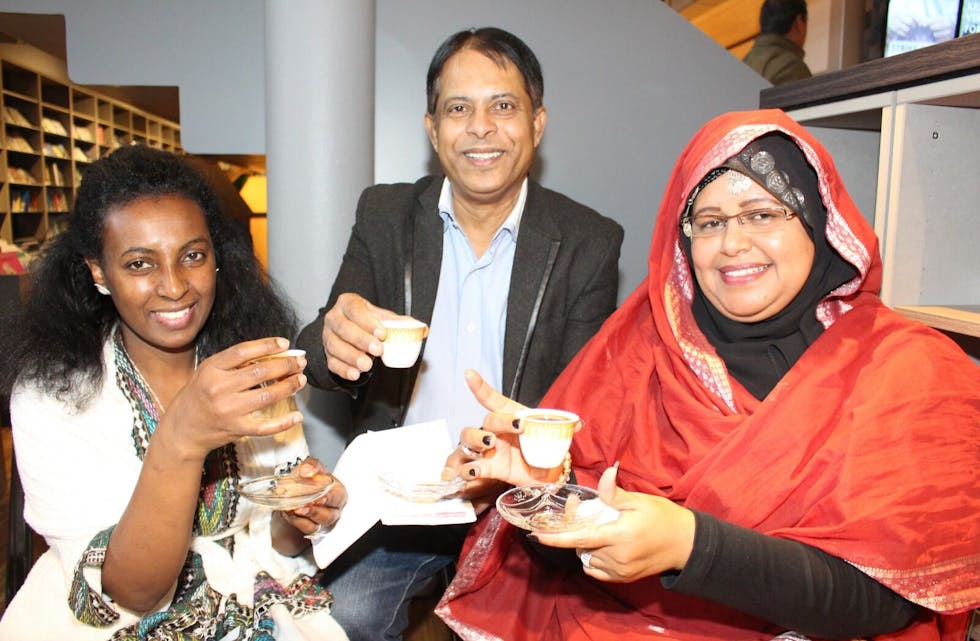 TEA TIME: Suad Golbob (f.v.), Jamil Syed og Meaza Negash blir bedre kjent over en kopp med te. Foto: