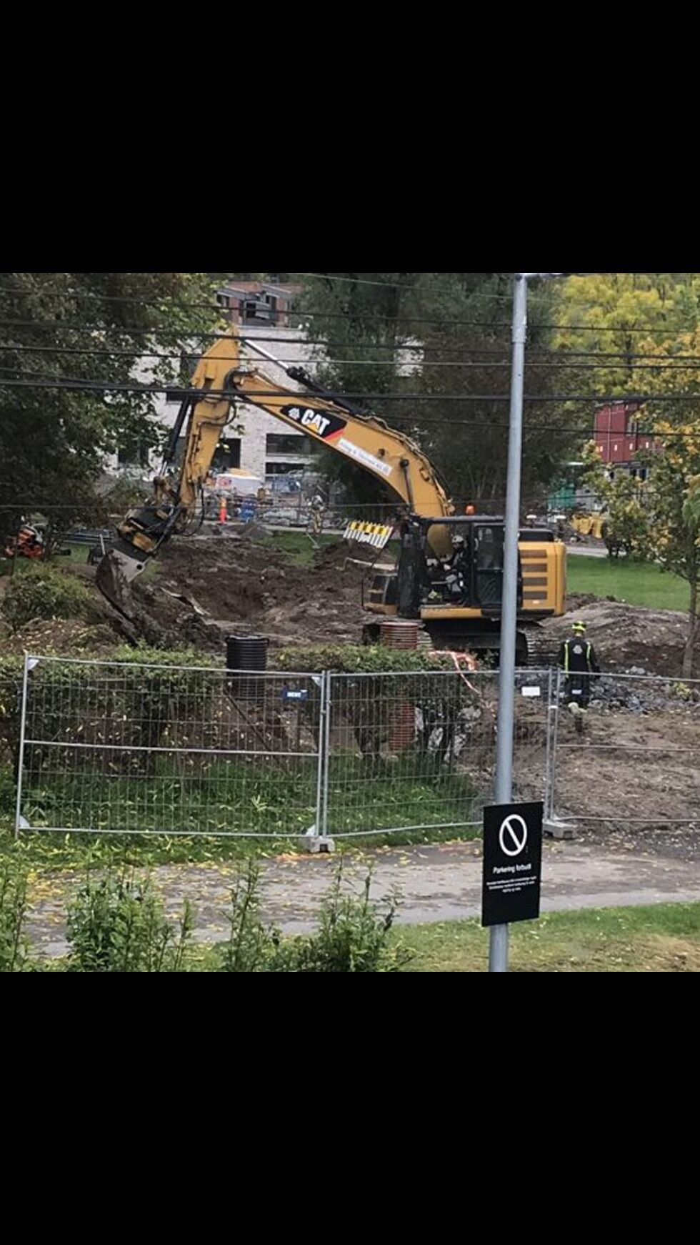 GRAVER I VEI: Forberedelsene til utvidelsen av Nordvoll skole er i gang, noe som går utover gresset i Dr. Dedichens park. Foto: