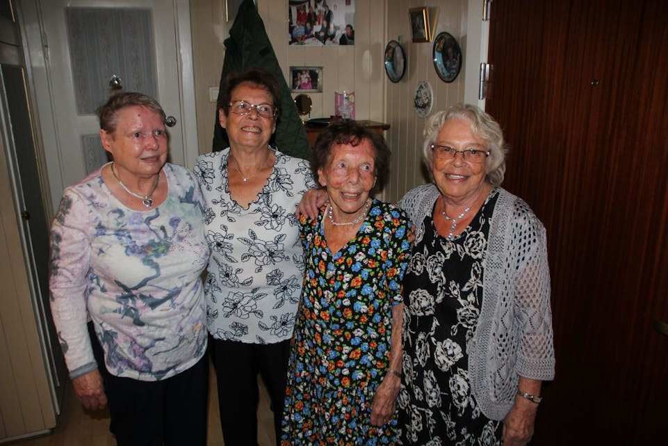 FEIRET 105-ÅRINGEN: Grethe Granaas (t.v.), Wenche Holtet og Evelyn Stordalen tok turen til Flaen for å feire mamma Aslaug Thoresen (nr. tre fra venstre), som fylte 105 år på fredag. Foto: Martine Myhre