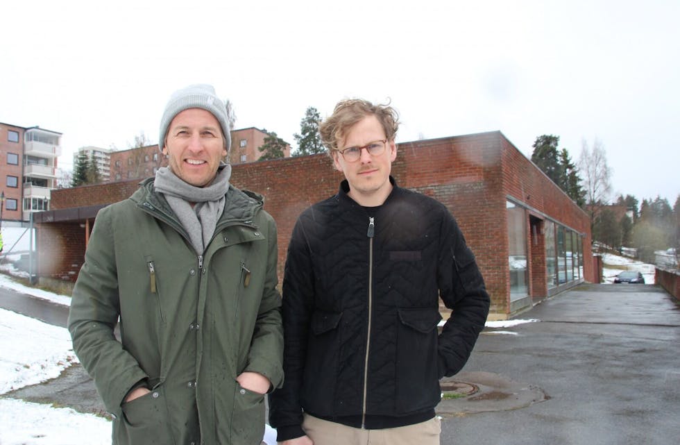 SKAL RIVES: Prosjektutvikler Lars Håvi i Cura Eiendom og arkitekt Martin Smedsrud i R21 Arkitekter har store planer for bygget som ligger i Lavrans vei på Tveita. Foto: