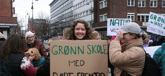GRØNT: Budskapet fra elevene er tydelig: fremtiden for Oslos grønne skole, ser mørk ut. Foto: Caroline Hammer