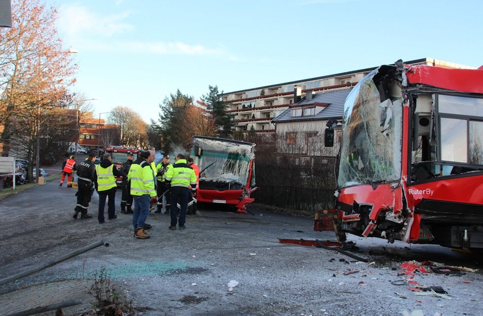 FRONT MOT FRONT: Slik ser det på ulykkesstedet i Jerikoveien på Lindeberg. Foto: