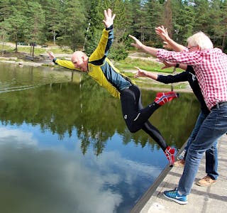 TAR SATS: Kultursjef Ole Jørgen Pettersen tar sats og hopper uti Badedammen. Det kan alle barn - og voksne - i Groruddalen også gjøre førstkommende lørdag.  Foto: