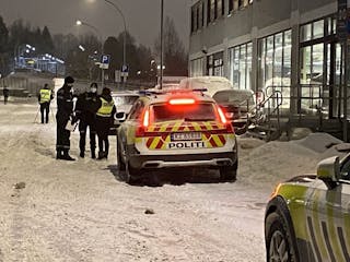 Flere politipatruljer jobbet på stedet etter voldsepisoden i Kakkelvnskroken fredag ettermiddag. Foto: