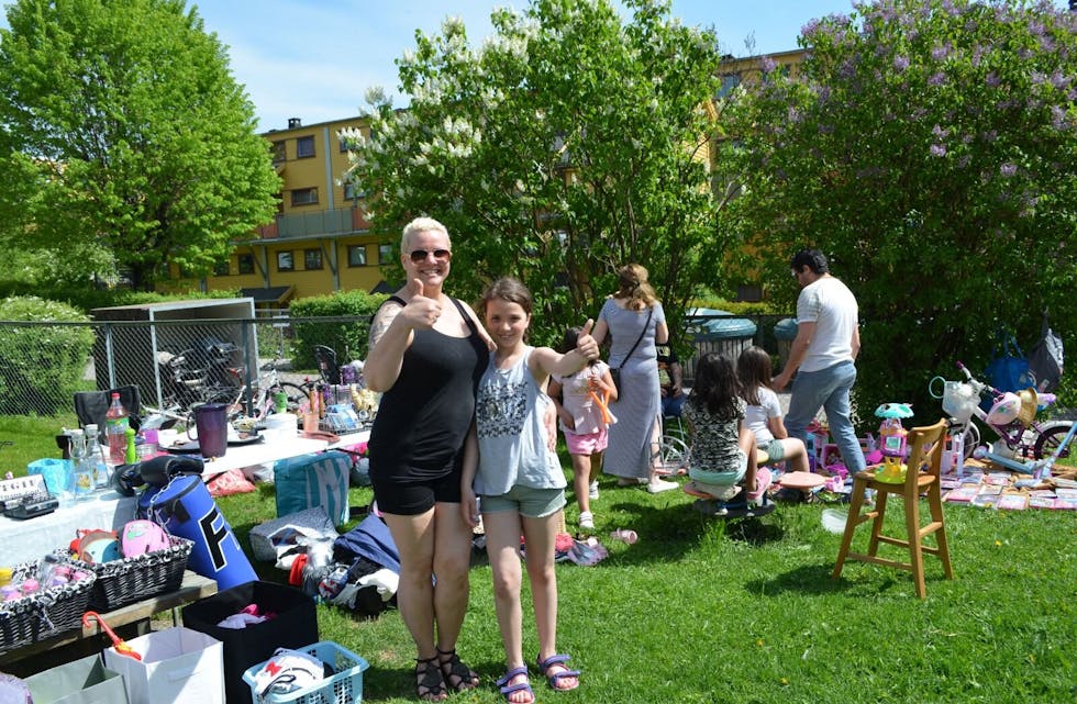 GJENBRUK:Hilde-Márjá Johnsen og datteren Nathalie gir tommelen opp for gjenbruk og loppemarked. Foto: