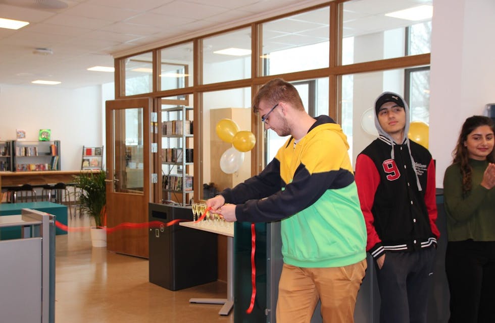 KLIPTE SNORA: Nikolas Emil Martinsen (18) fra elevrådet fikk oppgaven med å klippe den røde snora. Foto:
