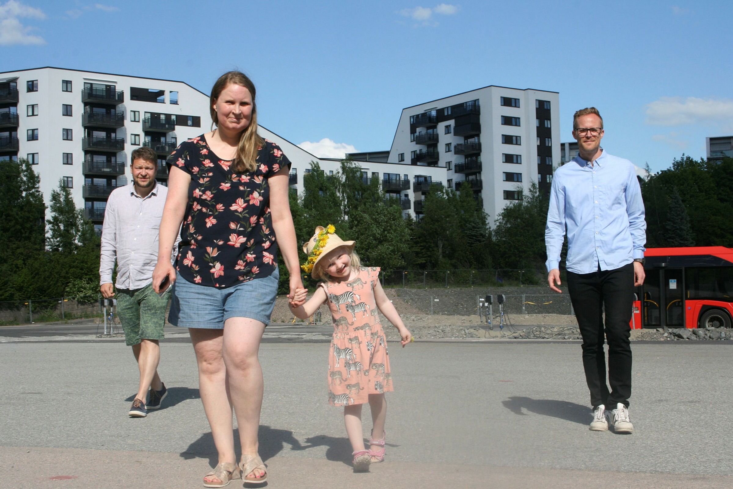 VIKTIG INNSLAG: René Brorstrøm (f.v.), Tanya Bostmork med datter Malin (4) og Christoffer Fremstad er skuffet over at reguleringen har tatt så lang tid, og nå går på bekostning av elevene ved Løren skole. Foto: Caroline Hammer