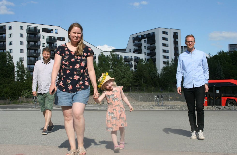 VIKTIG INNSLAG: René Brorstrøm (f.v.), Tanya Bostmork med datter Malin (4) og Christoffer Fremstad er skuffet over at reguleringen har tatt så lang tid, og nå går på bekostning av elevene ved Løren skole. Foto: Caroline Hammer