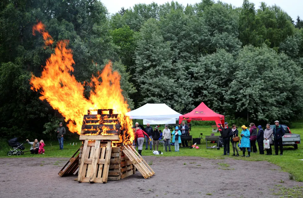 VARM SEVERDIGHET: Det ble et skikkelig bål på St. Hans-kvelden da Haugenstua og Trosterud vel blåste nytt liv i en gammel tradisjon på årets lengste dag.
Foto: