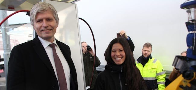 FØRSTE PUSLESPILLBRIKKE: Miljøminister Ola Elvestuen og miljøbyråd Lan Marie Berg fikk æren av å gjøre klar den første offisielle pumpingen på den nye fyllestasjonen for flytende biogass på Kjelsrud. Foto: