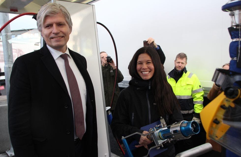 FØRSTE PUSLESPILLBRIKKE: Miljøminister Ola Elvestuen og miljøbyråd Lan Marie Berg fikk æren av å gjøre klar den første offisielle pumpingen på den nye fyllestasjonen for flytende biogass på Kjelsrud. Foto: