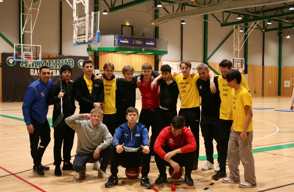 REKRUTTERING: Bjerke bruker turneringen til å vise fram hva idrettslinja kan tilby elevene før søknadsfristen. Foto: Mina Wathne