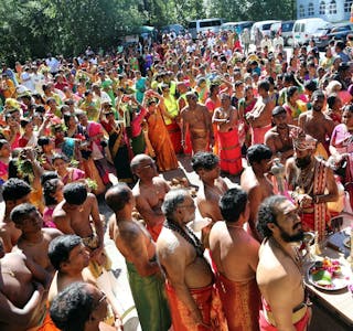 STOR FOLKEMASSE: Det var over 3000 folk som møtte opp under den viktigste dagen av «Thiruvila» festivalen ved hindutempelet på Rødtvet. Foto: Rolf E. Wulff