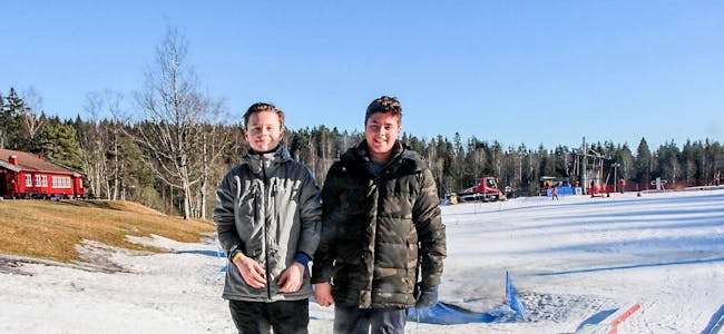 – GODE FORHOLD: Adam (t.v.) og Brynjar er også aktive med langrenn, sier duoen, men i slalåmbakken i Oslo Skisenter er det hopp, rails og fart det går i. Foto: