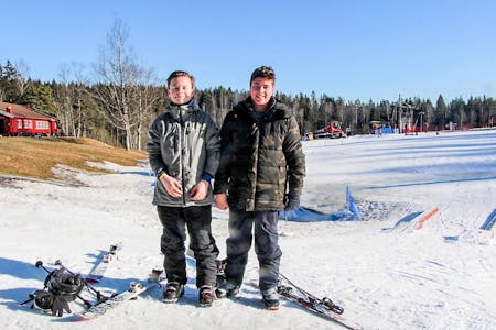 – GODE FORHOLD: Adam (t.v.) og Brynjar er også aktive med langrenn, sier duoen, men i slalåmbakken i Oslo Skisenter er det hopp, rails og fart det går i. Foto: