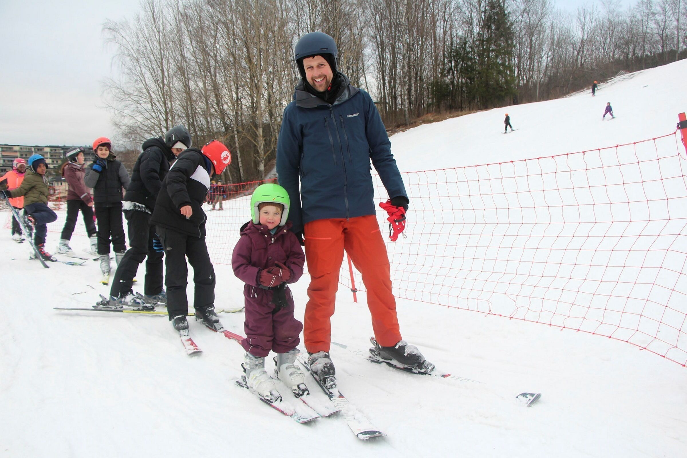 KOMMET FOR Å BLI: Max Graff fra Bislett hadde med seg datteren Fay til Lindeberg der far og datter øvde på å kjøre slalåm i Jerikobakken. Foto: