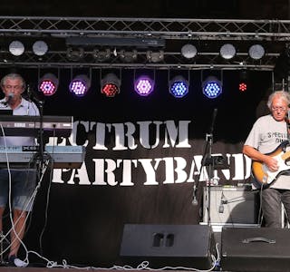 SVINGENDE MUSIKK: Per og Trond Spektrum Party Band sørget for 80-talls låter fra scenen. Foto: Rolf E. Wulff