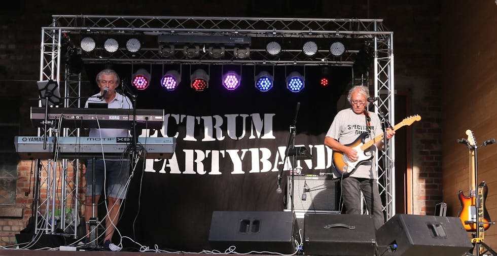 SVINGENDE MUSIKK: Per og Trond Spektrum Party Band sørget for 80-talls låter fra scenen. Foto: Rolf E. Wulff