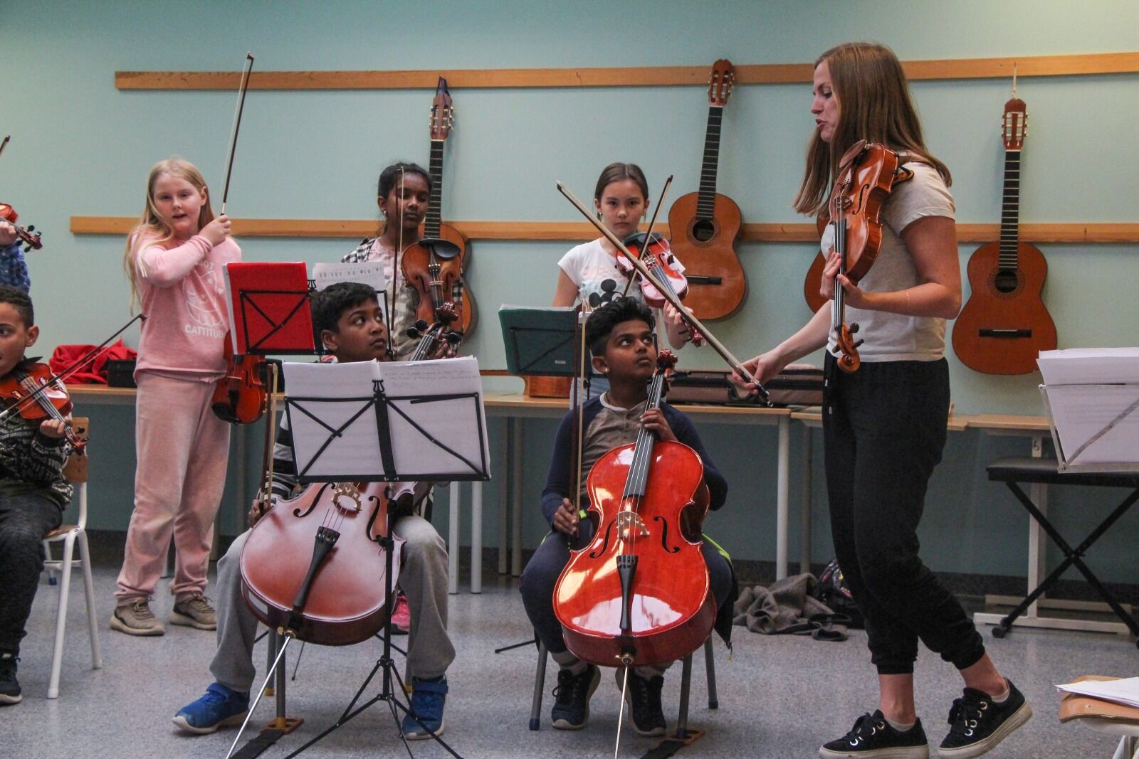 SPENTE: Janesh (f.v) og Tamilan er spente og nervøse før konserten. Victoria Folkedal roser orkesteret sitt og gleder seg til å se dem i aksjon fredag ettermiddag. Foto: