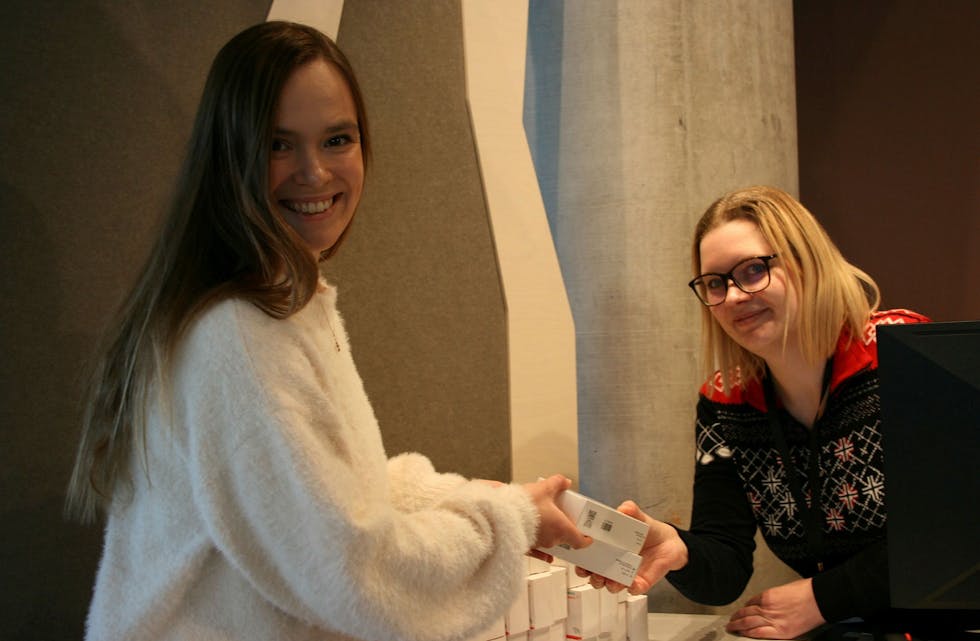 ALLE SKAL FÅ: Mari Morken, BU-leder i Bydel Alna (t.v.) og politisk koordinator Camilla Tomren i bydelen er svært fornøyde med at det ikke lenger er begrensninger på hvem som kan få selvtest. Foto: Caroline Hammer