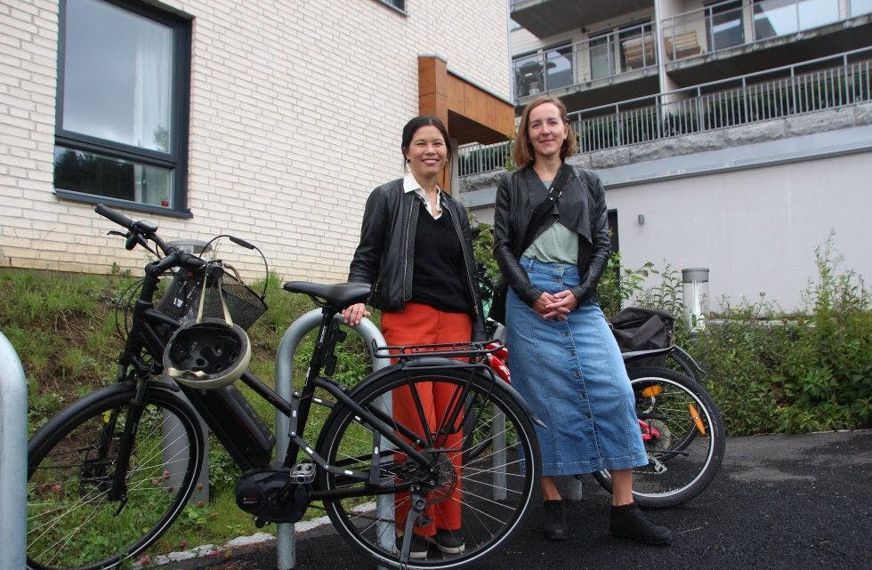 - SYKLENE SKAL VÆRE TRYGGE: Miljøbyråd Lan Marie Nguyen Berg (MDG) og Heidi Birkelund i Sameiet Årvolltoppen så på flere mulige løsninger for å etablere trygge sykkelparkeringer oppi i lia på Årvoll. Foto: