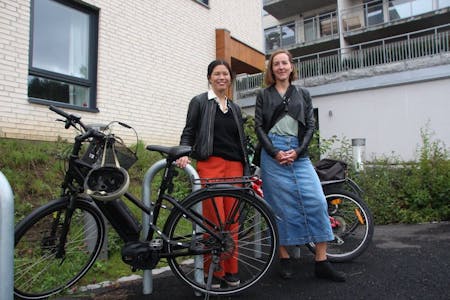 - SYKLENE SKAL VÆRE TRYGGE: Miljøbyråd Lan Marie Nguyen Berg (MDG) og Heidi Birkelund i Sameiet Årvolltoppen så på flere mulige løsninger for å etablere trygge sykkelparkeringer oppi i lia på Årvoll. Foto: