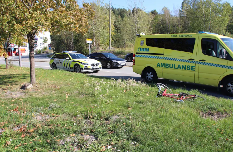 ULYKKE: Ambulanse og politi rykket ut til Grorudkrysset mandag formiddag etter en trafikkulykke mellom syklist og bil. Foto:
