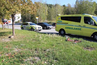 ULYKKE: Ambulanse og politi rykket ut til Grorudkrysset mandag formiddag etter en trafikkulykke mellom syklist og bil. Foto: