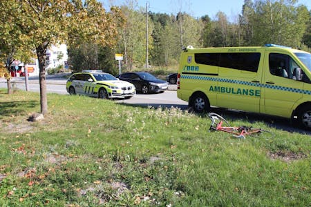 ULYKKE: Ambulanse og politi rykket ut til Grorudkrysset mandag formiddag etter en trafikkulykke mellom syklist og bil. Foto: