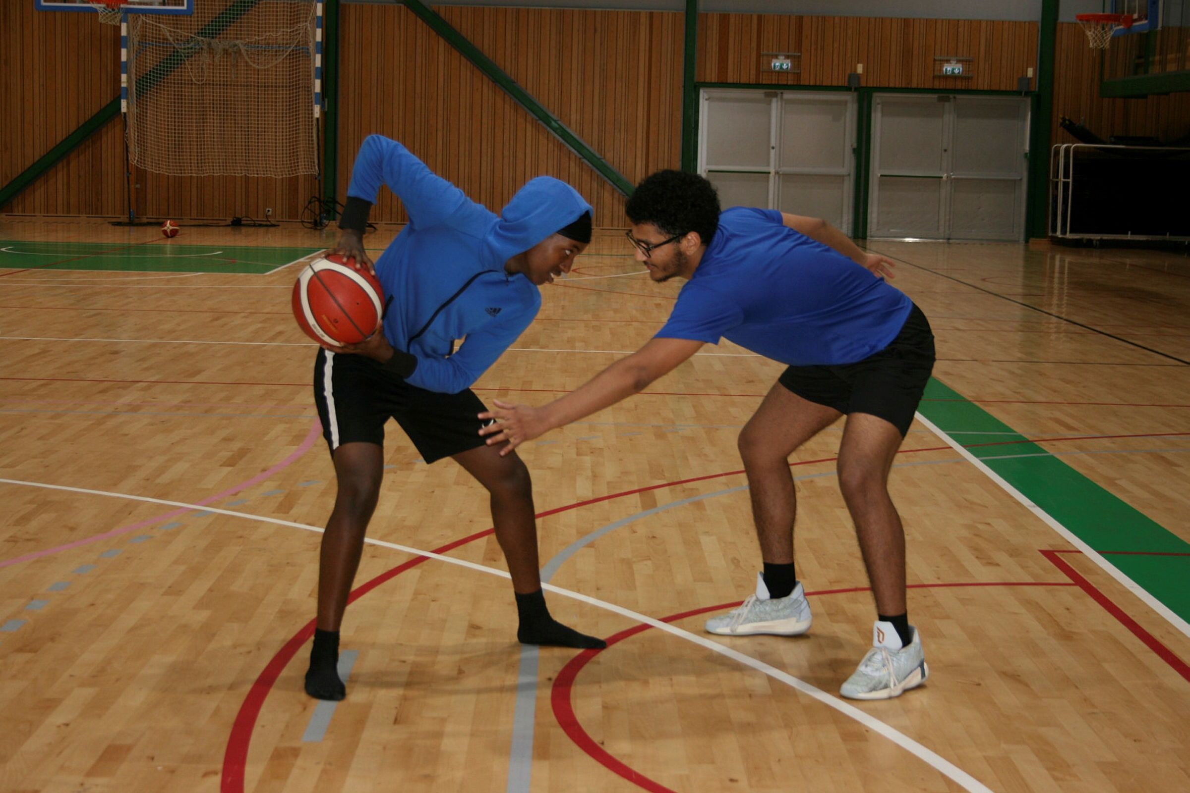 HARDTRENING: Sanyii Abdeta (t.v.) og Adam Atlas spiller sammen for Ammerud, og tar campen som en oppkjøring til sesongen. Foto: Caroline Hammer