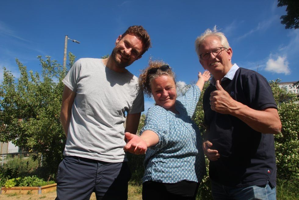 PROGRAM FOR ALLE: Førstkommende søndag vil by på opplevelser for store og små. Leder Erik Holm på Ammerudhjemmet bo- og kultursenter, Birgitte Rommen fra Kafé Steinbra og Jørn Linnerud fra Bydel Grorud oppfordrer alle til å ta turen. Foto: