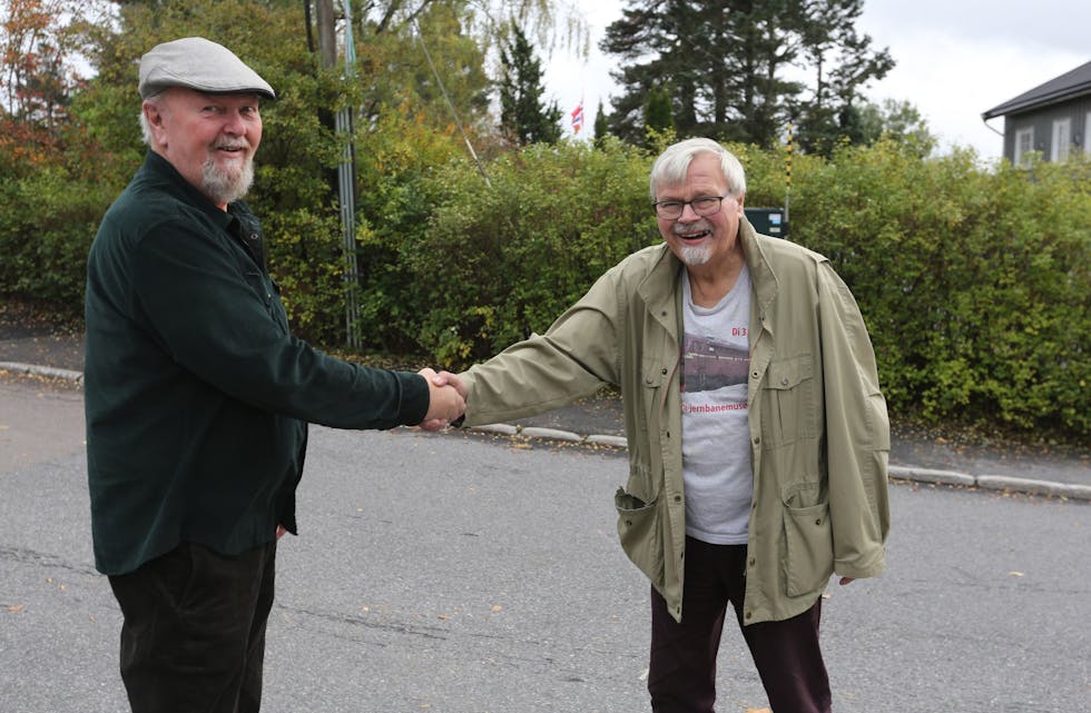 MUNTRE JUBILANTER: Dan Brovold (t. v.) og Rolf E. Torbo gratulerer hverandre med henholdsvis 70 og 75-års jubileum. I bakgrunnen vaier flagget for Dan på hans eiendom Fjeldhaug. Foto: Rolf E. Wulff