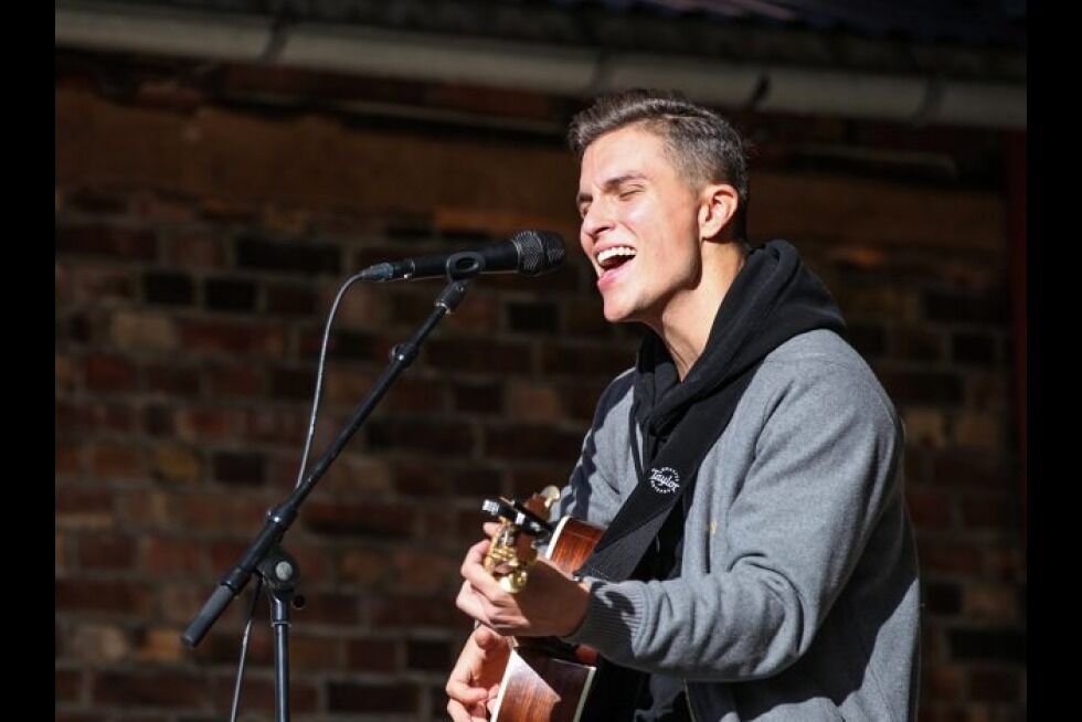 GODT MØTE: Det ble et lyd-og stemningsmessig herlig møte med sangeren og entertaineren Atle Pettersen under parkkvelden på Tveten gård. Foto: