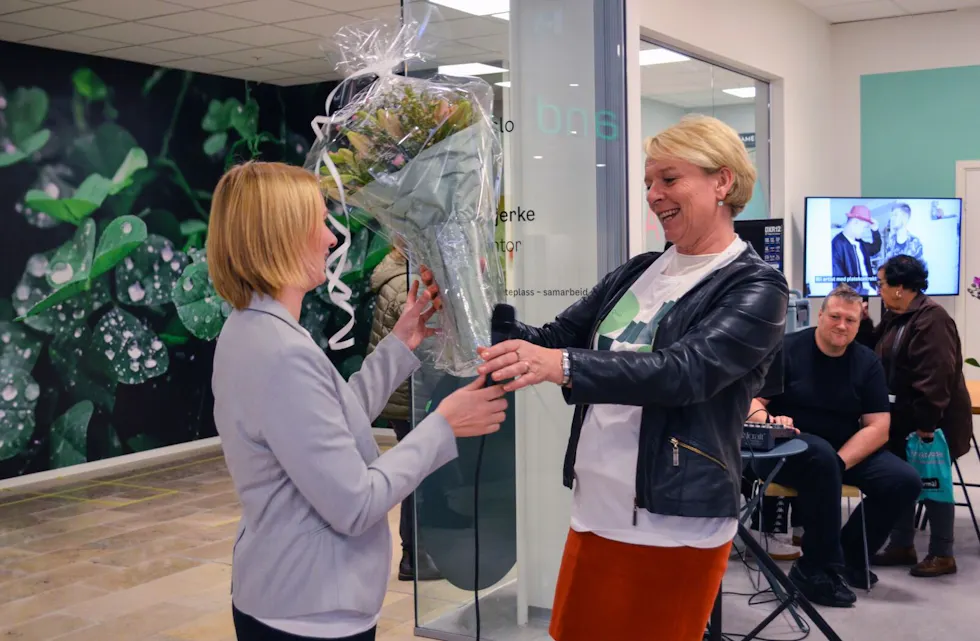 GRATULERTE: Bydelsdirektør Bovild Tjønn (t.h) gratulerte programleder i utviklingsavdelingen Ragnhild Olaussen med det nye lokalkontoret. Foto: