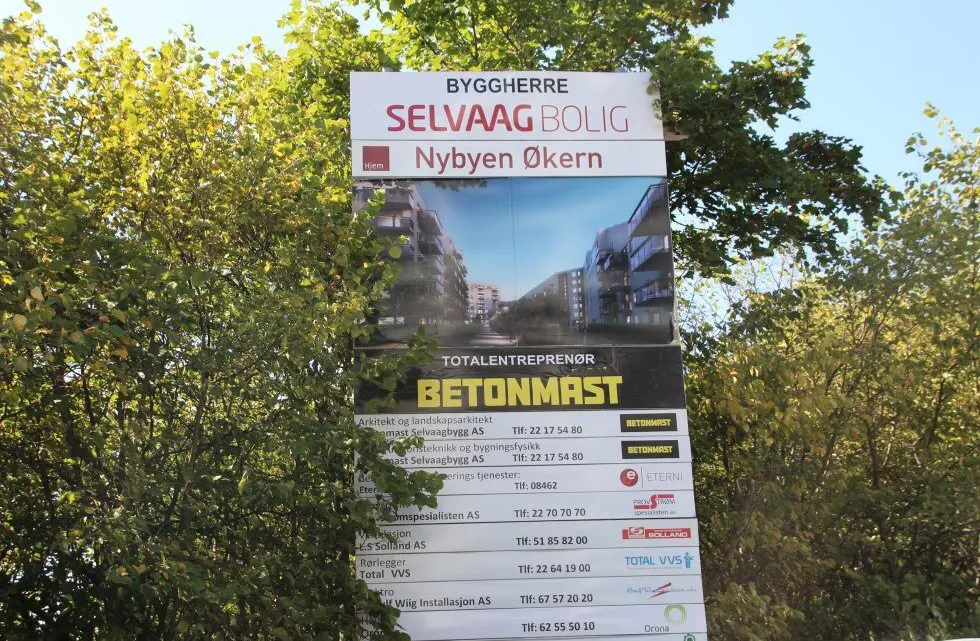 SYNLIG FOR ALLE: Når du kjører opp Økern Torgvei blir du møtt av dette skiltet. Foto: