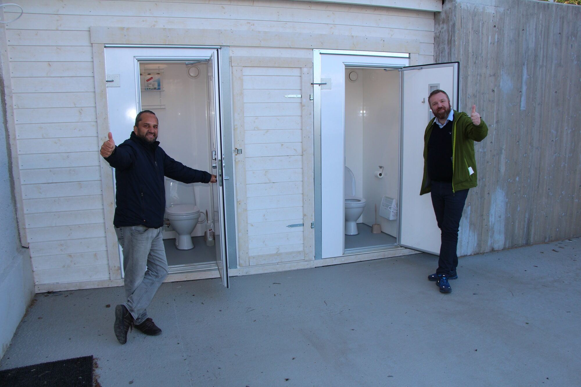 ETTERLENGTET DOBESØK: Vann og avløp er omsider kommet på plass. Tidligere var det ikke toaletter på Fyrhuset. Her med seksjonsleder Habib Tahir og bydelsutvalgsleder Anders Røberg-Larsen. Foto: