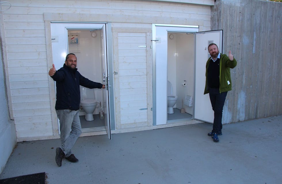 ETTERLENGTET DOBESØK: Vann og avløp er omsider kommet på plass. Tidligere var det ikke toaletter på Fyrhuset. Her med seksjonsleder Habib Tahir og bydelsutvalgsleder Anders Røberg-Larsen. Foto: