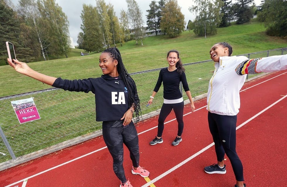GODE STØTTESPILLERE: Ezinne har fått med seg sterke krefter på laget. Her tar hun en selfie med Camilla Gjersem (i midten) som har fem norgesmesterskap i kunstløp (2012, 2013, 2014, 2018 og 2019) og Naomi Van Den Broeck som var med på 4x400 meter stafett for Belgia under sommerens OL i Tokyo hvor det ble 7. plass i finalen. Foto: