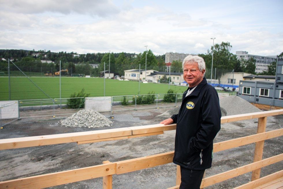 SNART KLAR: Grorud ILs hovedleder, Richard Pedersen, med utsikt over den nye miljøvennlige kunstgressbanen med undervarme som snart er klar. Foto: