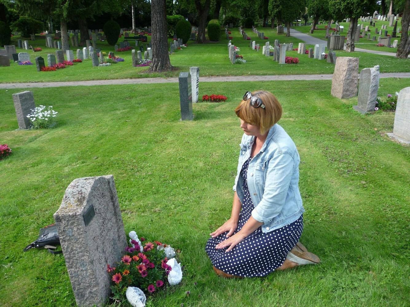 TRIST: Lena Andreassen er både sint og lei seg for at noen har vært på sønnens grav og tatt med seg engler fra graven. Foto: