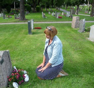 TRIST: Lena Andreassen er både sint og lei seg for at noen har vært på sønnens grav og tatt med seg engler fra graven. Foto: