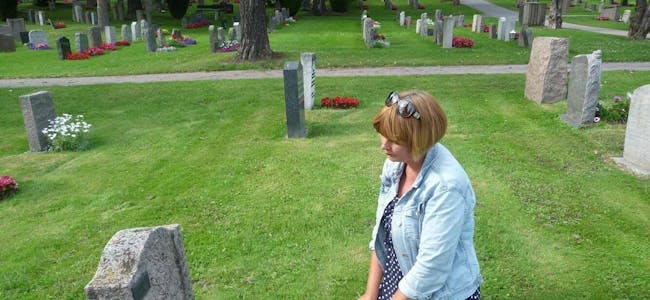 TRIST: Lena Andreassen er både sint og lei seg for at noen har vært på sønnens grav og tatt med seg engler fra graven. Foto: