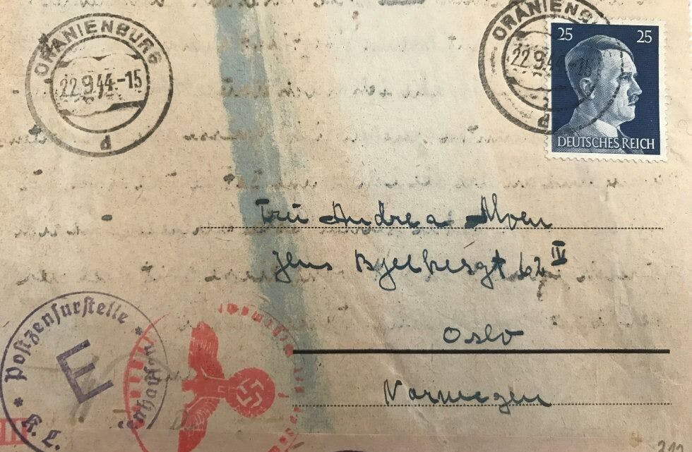SJELDNE BREV: Som bildet viser er brevet stemplet både med «Oranienburg» (byen der Sachsenhausen lå) og et frimerke av Adolf Hitler. Brevet var en del av korrespondansen mellom Andrea i Norge og Hans i Sachsenhausen. Foto: