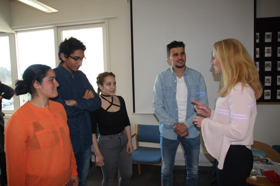 FOR OG MED UNGDOM: Ungdom fra Bydel Alna delte sine erfaringer med arbeids- og sosialminister Anniken Hauglie om hva som skal til for å få flere med. Foto: