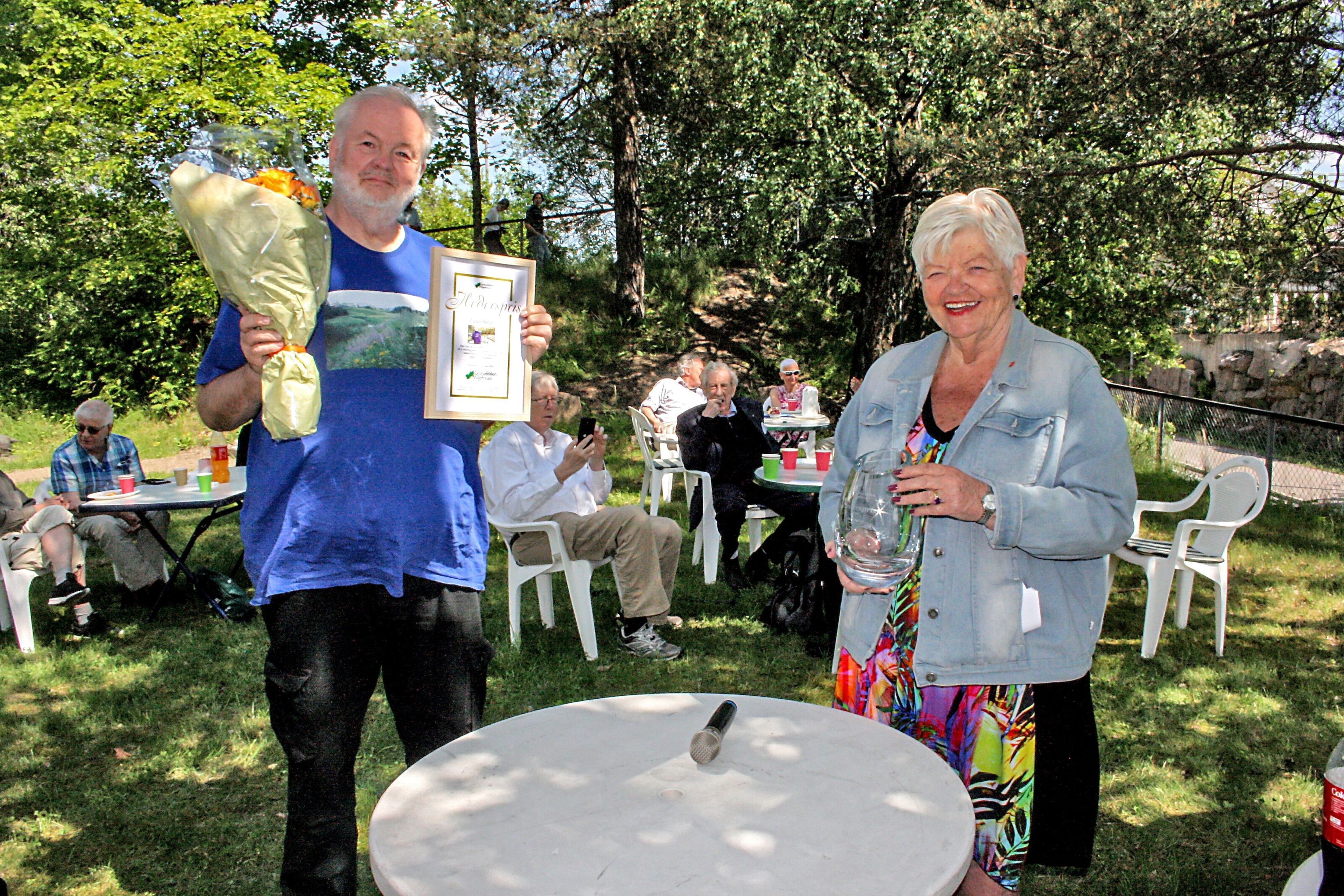 HEDERSPRISMOTTAKEREN: Vidar Berget med Wenche Hansgaard i Groruddalen Miljøforums hederskomité. Foto: Hjalmar Kielland jr.