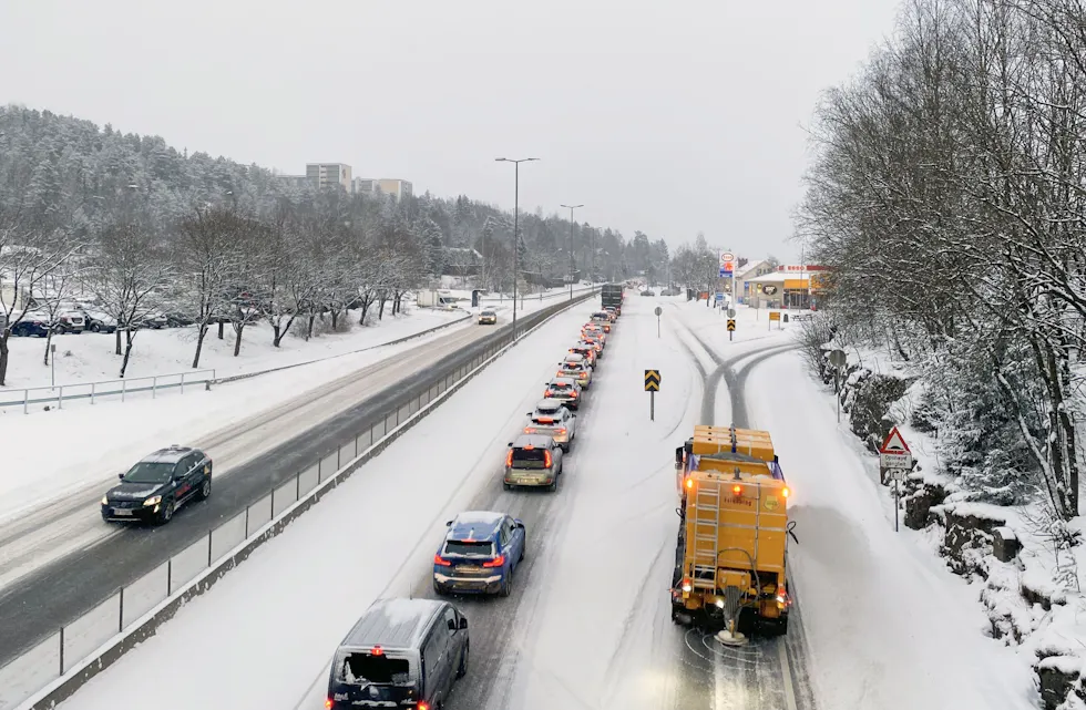 Det saltes langs veiene nå. Dagens snøfall har skapt en del utfordringer i Groruddalen, og politiet melder om flere ulykker på grunn av det glatte føret. Politiet oppfordrer til å la bilen stå når forholdene er som nå. Foto: