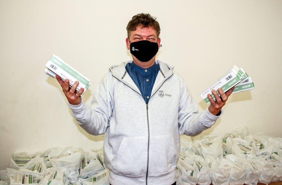 Lars Erik Fuglesang (Ap), BU-leder i Bydel Bjerke, gleder seg over at mange nå kan få gratis selvtest gjennom bydelen. Tilbudet gjelder dem som har symptomer og dem som bor med personer med påvist korona. Foto: