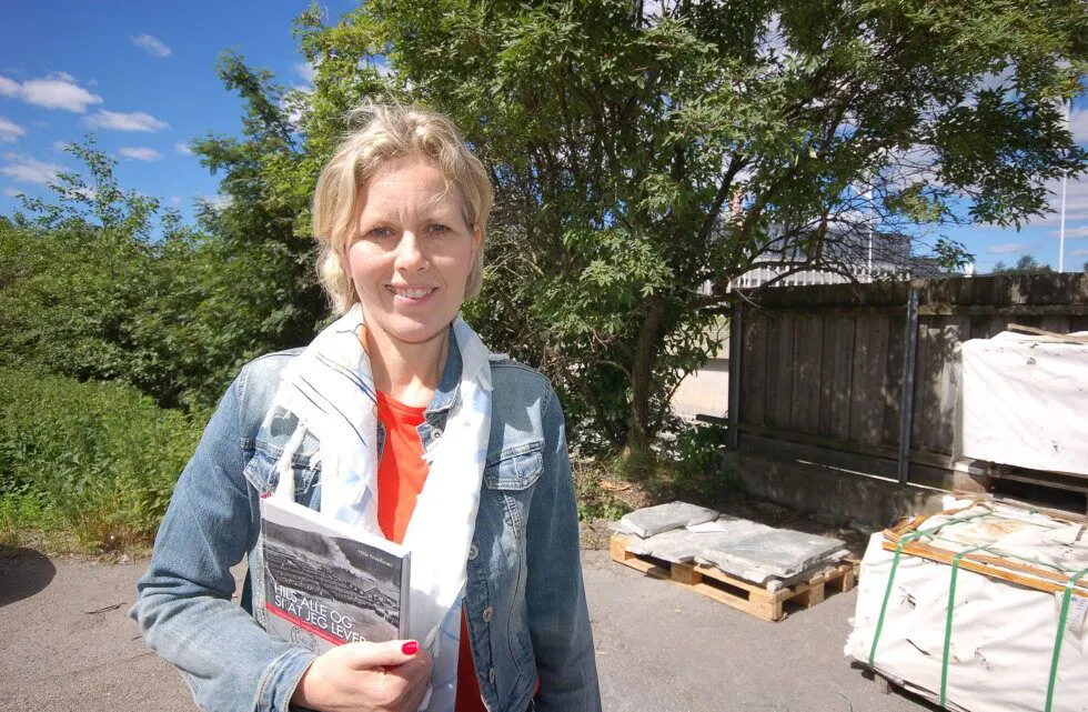 FORFATTER: Hilde Kristoffersen har tatt vare på «arven» etter bestemor og oldeforeldrene og laget en fin bok ut av det hun fant av materialet i en gammel koffert. Foto: