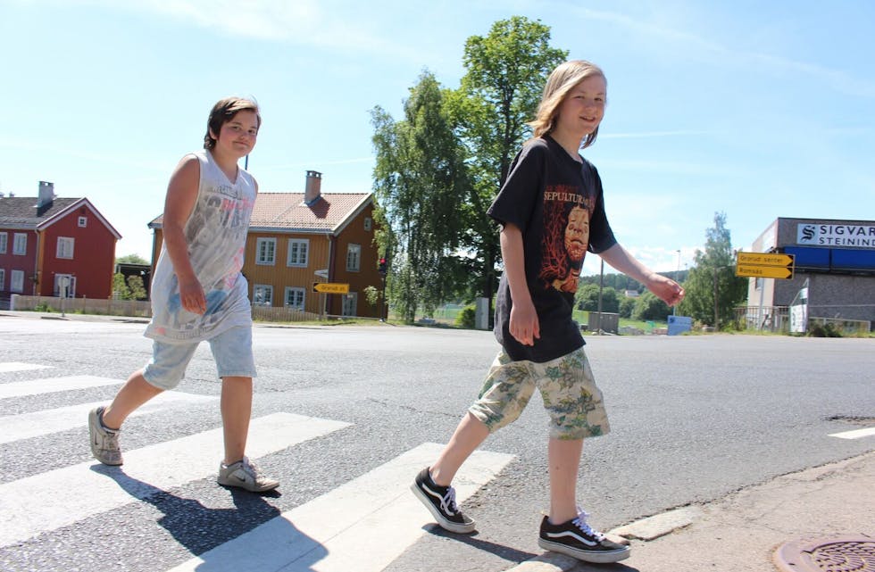 SÅ VIDT I GANG: Golden Core-medlmmene Simen Harstad (11) og Johannes Thor Sandal (14) har en lovende karriere foran seg med tanke på hvor mange som ønsker å booke bandet til å holde konsert. Foto: