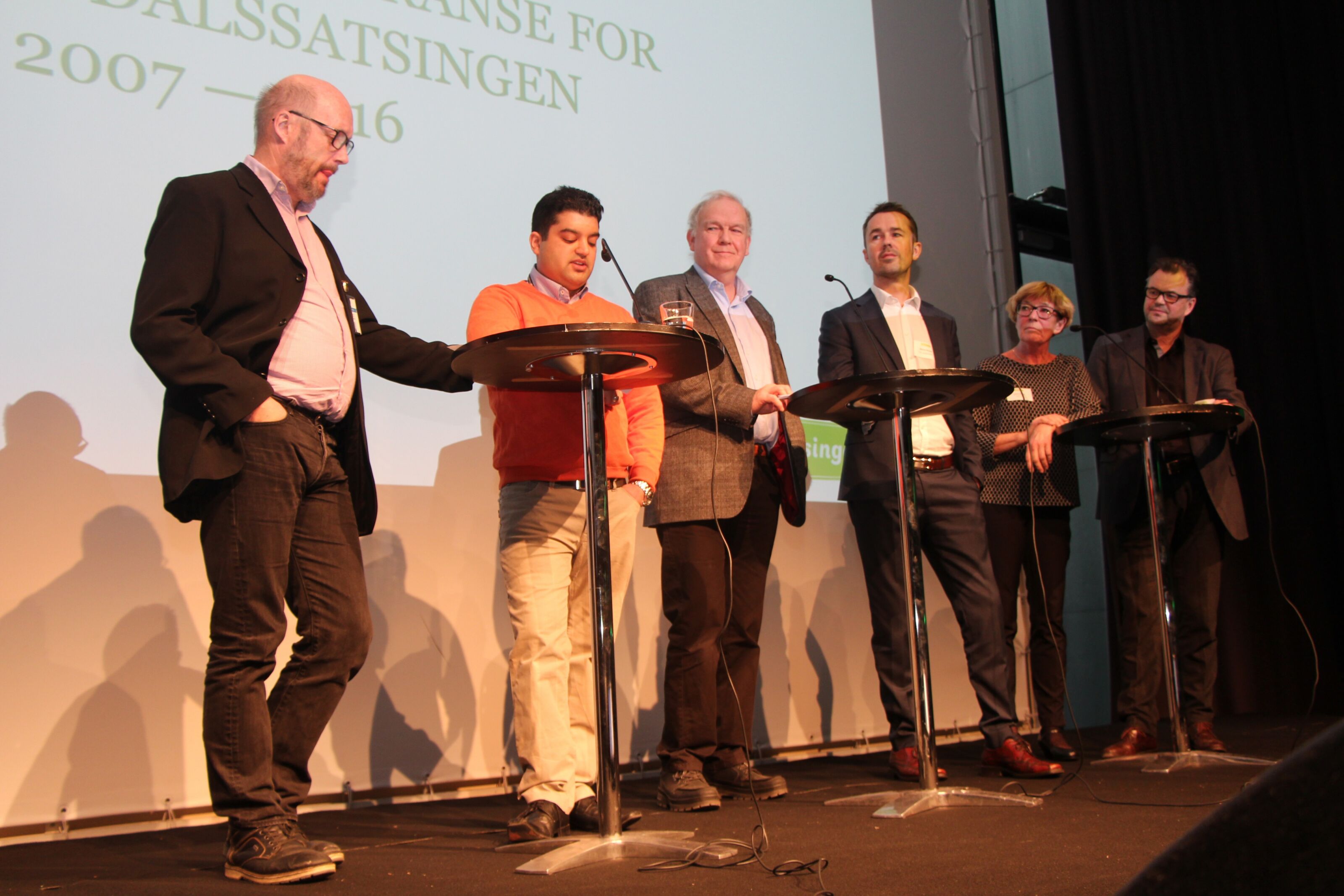 PANEL: Debattpanelet besto av kommunaldirektør Endre Sandvik for eldre, helse og sosiale tjenester, styreleder Umar Munir i Nordre Gran borettslag, SV-politiker Tore Ludt, Morten Wasstøl i Plan- og bygningsetaten, Synnøve Bystøl fra Bjerke bydel og bydelsdirektør Tore Olsen Pran fra Bydel Alna.  Foto: